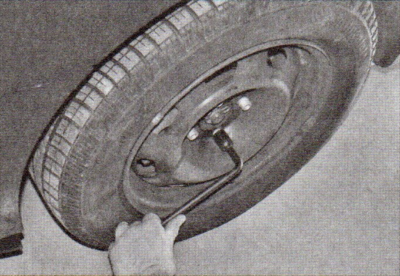 loosening-wheel-bolts