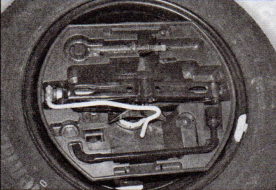 spare-wheel-and-tools